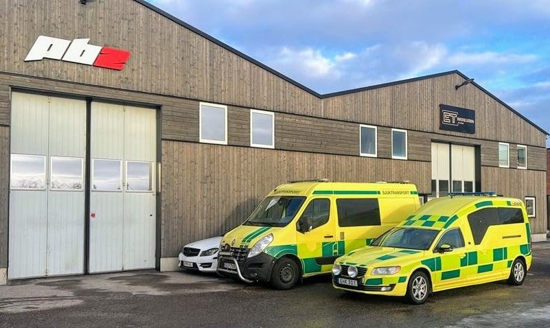 H&auml;r &auml;r donerade ambulanser nr. 22 &amp; 23 inf&ouml;r avf&auml;rd till Ukraina.

Vi k&ouml;per in- utrustar och iordningsst&auml;ller ambulanser som vi sedan donerar till v&aring;rdinr&auml;ttningar i Ukraina. Varje ambulans fylls &auml;ven