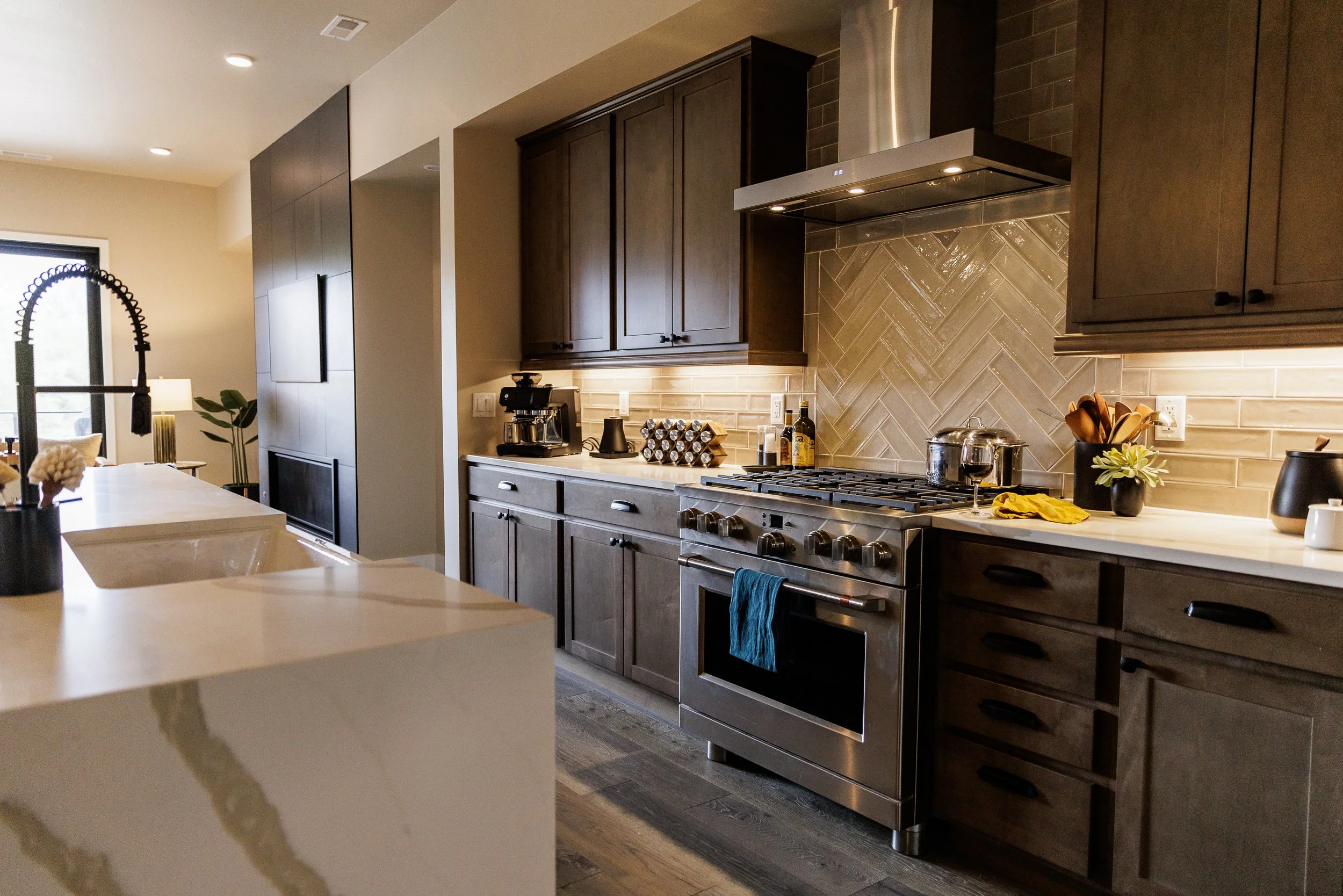 Why do short term rental managers need to have good communication with their guests?