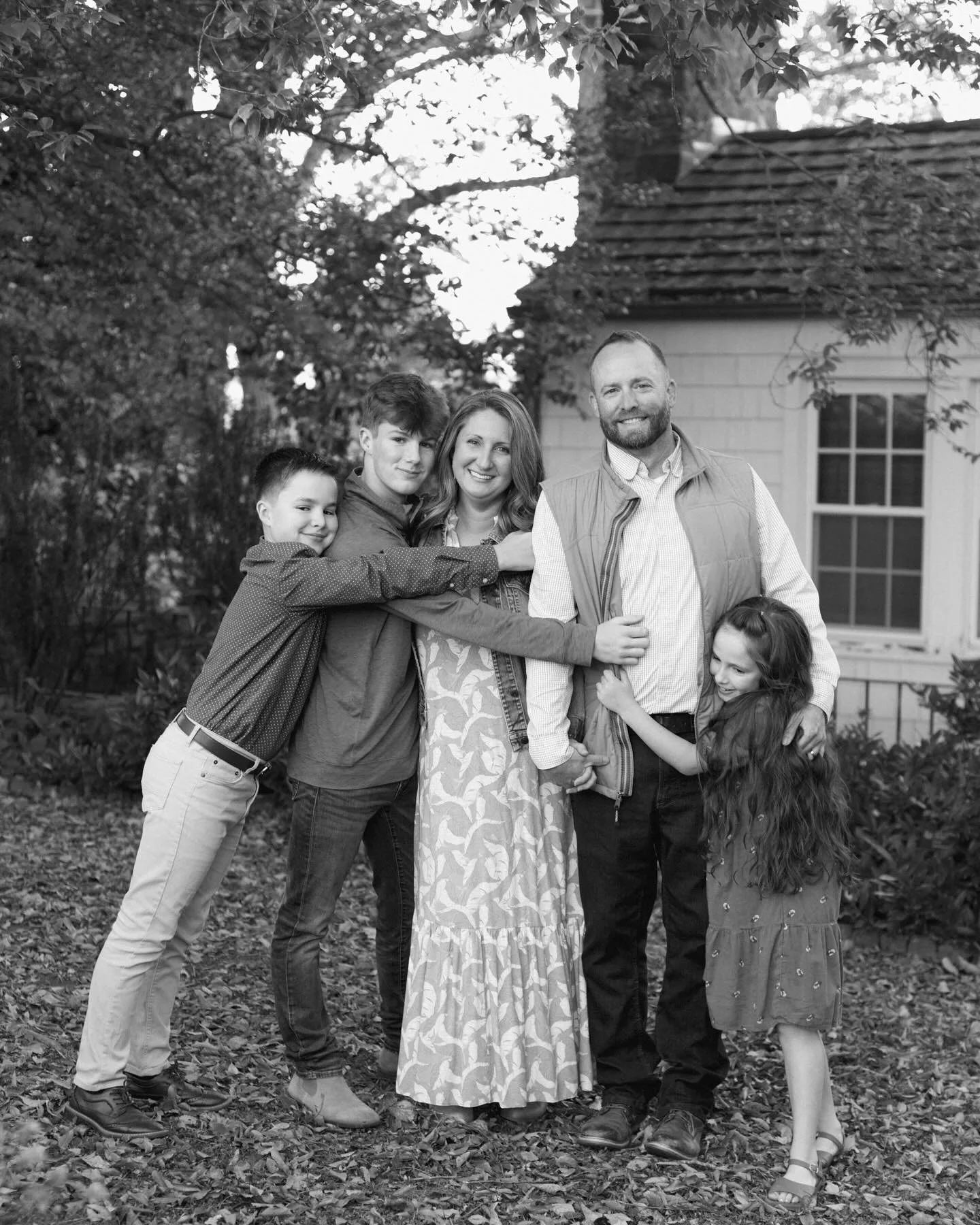 Finally getting around to sharing more of the sweetest sessions from this past year, and this one still has my heart.
⠀⠀⠀⠀⠀⠀⠀⠀⠀
Fall magic with the McMillan family 🍂