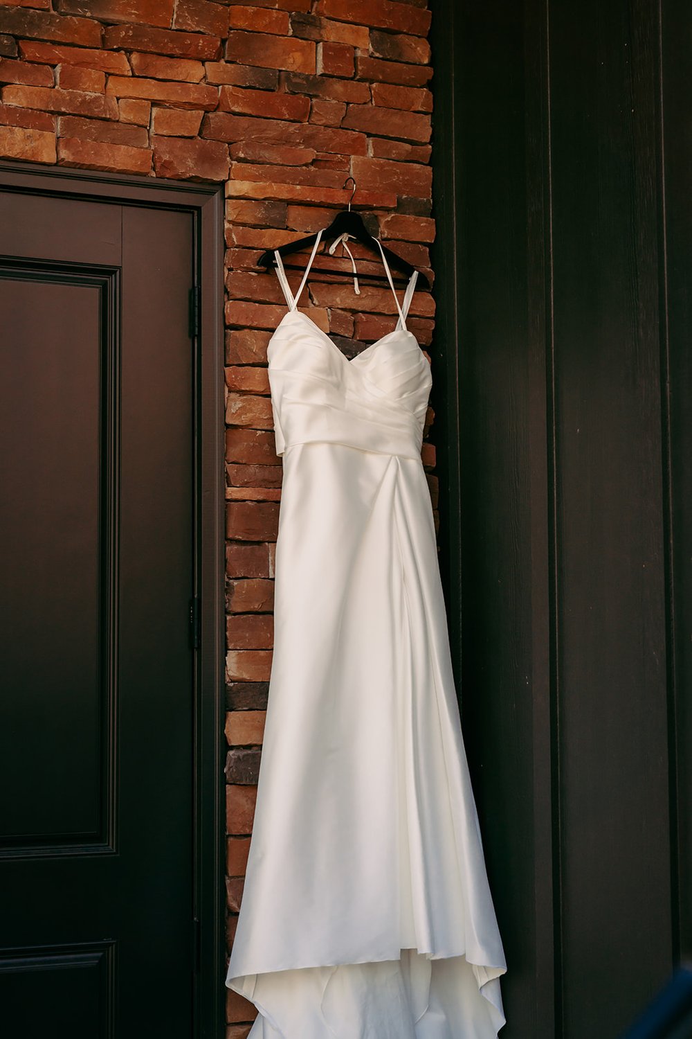  The gorgeous bride’s dress 