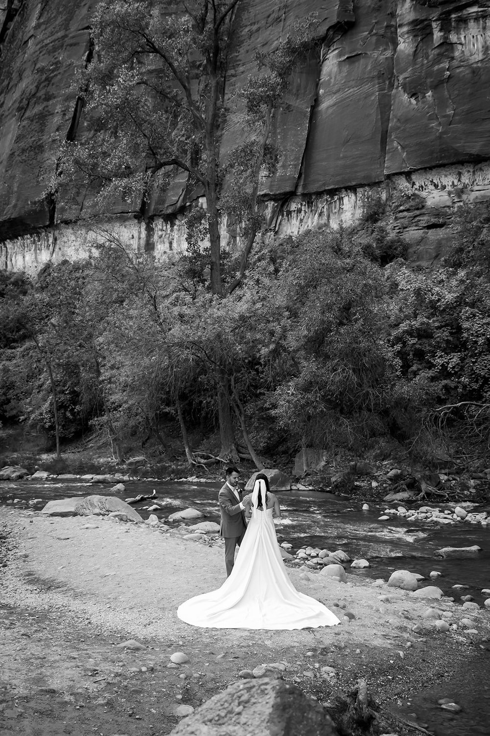  Black and White Image of the groom looking at the Bride during their gorgeous photoshoot 