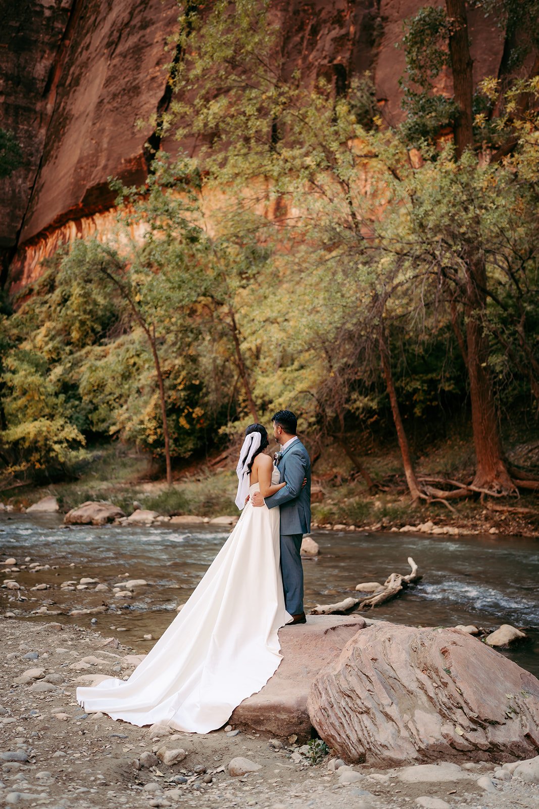  couple hugging and looking at the amazing view in Zion National Park 