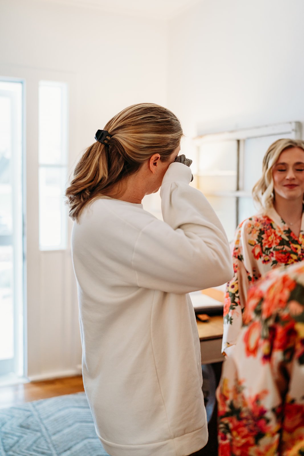  Emotional moments when the bride was getting ready  