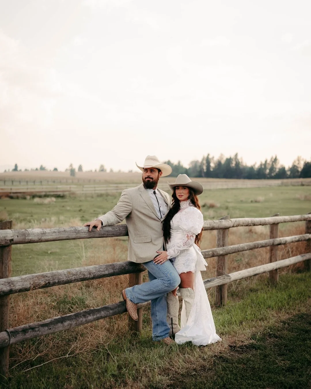 Things are getting a lil&rsquo; western around here.
⠀⠀⠀⠀⠀⠀⠀⠀⠀
⠀⠀⠀⠀⠀⠀⠀⠀⠀
B+G // @tristanwesliee &amp; @hicktown_rob
Planner/Coordinator: @sightsandwanderers 
⠀⠀⠀⠀⠀⠀⠀⠀⠀
⠀⠀⠀⠀⠀⠀⠀⠀⠀
#texaswedding #texasweddingphotographer #westernwedding #westernweddingp