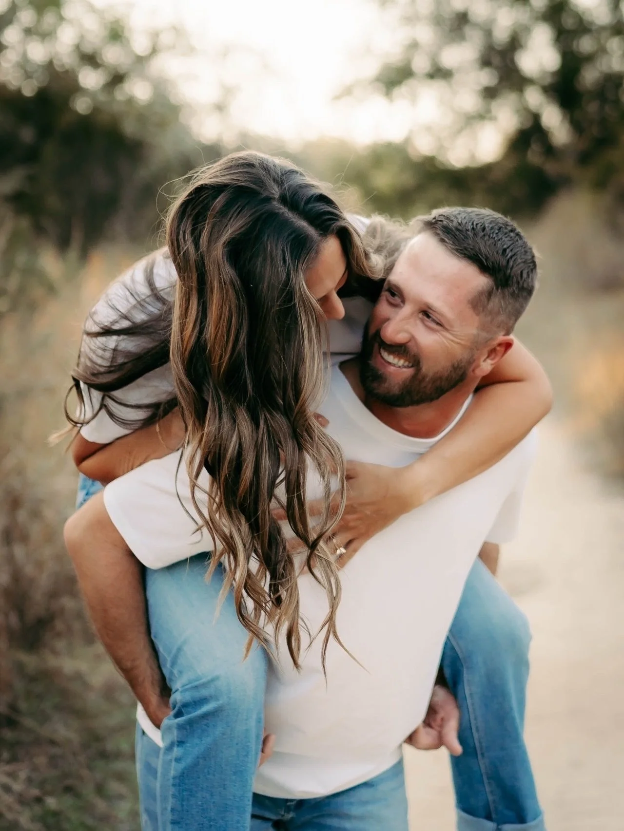How to actually have FUN during your engagement session:
⠀⠀⠀⠀⠀⠀⠀⠀⠀
&bull; Wear outfits you feel comfy and confident in. You&rsquo;ll be moving, playing, running around &mdash; so think flowy dresses, jeans + a cute top, and shoes you can move in with