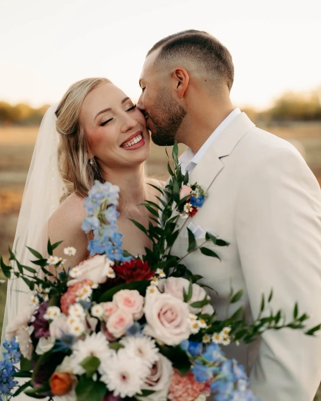S + M, the dreamiest Texas sunset, and some longhorns casually crashing their portraits.
⠀⠀⠀⠀⠀⠀⠀⠀⠀
Couple: @shelby.j.lo + @meatyymatt
Venue: @grueneestatevenue
Planner: @momentsbymaddie.we
Florals: @fromthehartflorals
HAMU: @joliebelle.beautybar
Bar 