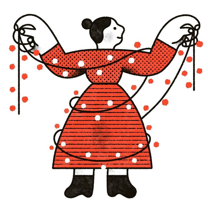 Donna con vestito rosso a righe e polka dots che tiene fili di luci di Natale