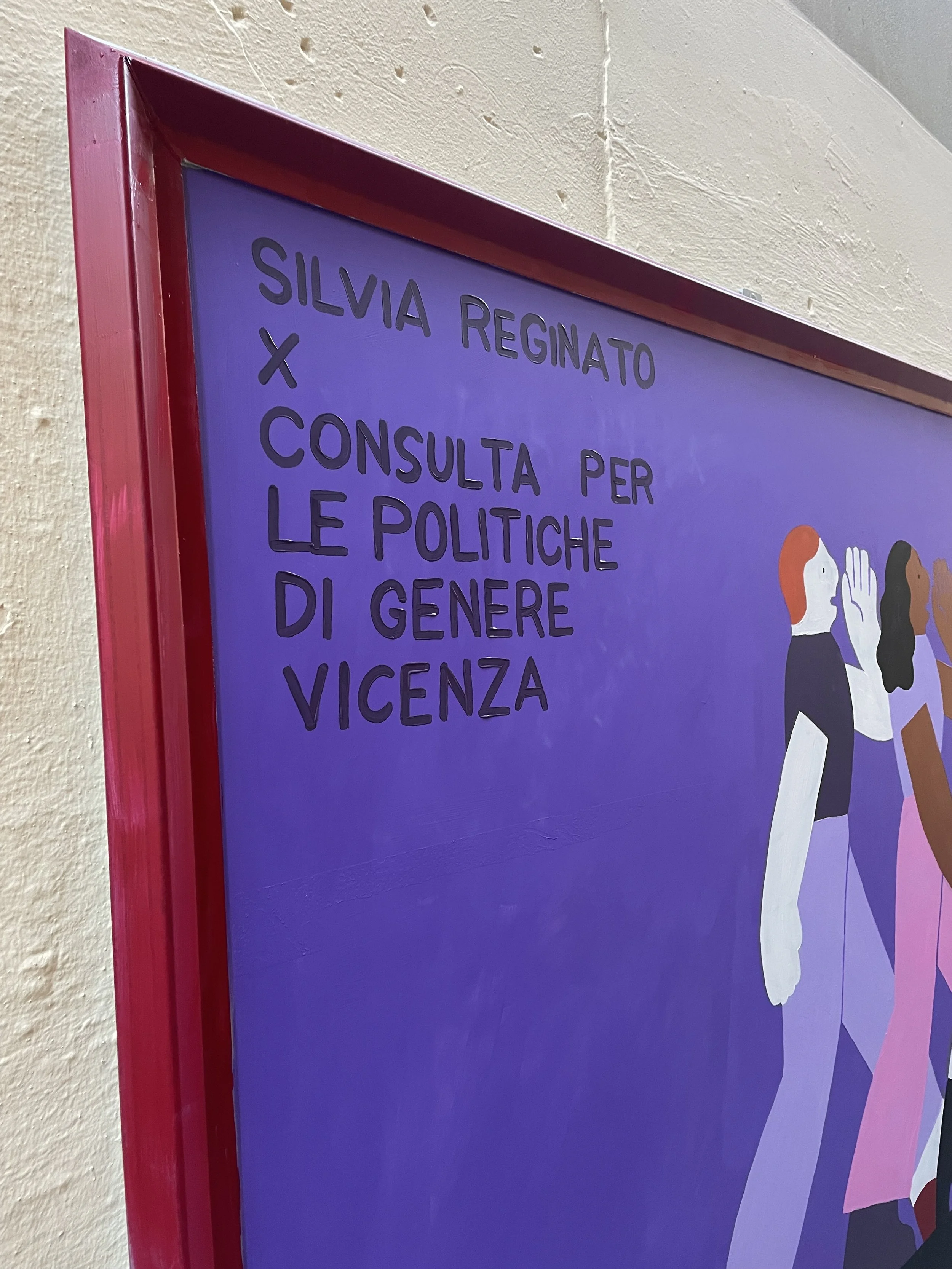 Un cartellone viola con scritto in italiano: "Silvia Reginato x consulta per le politiche di genere Vicenza".