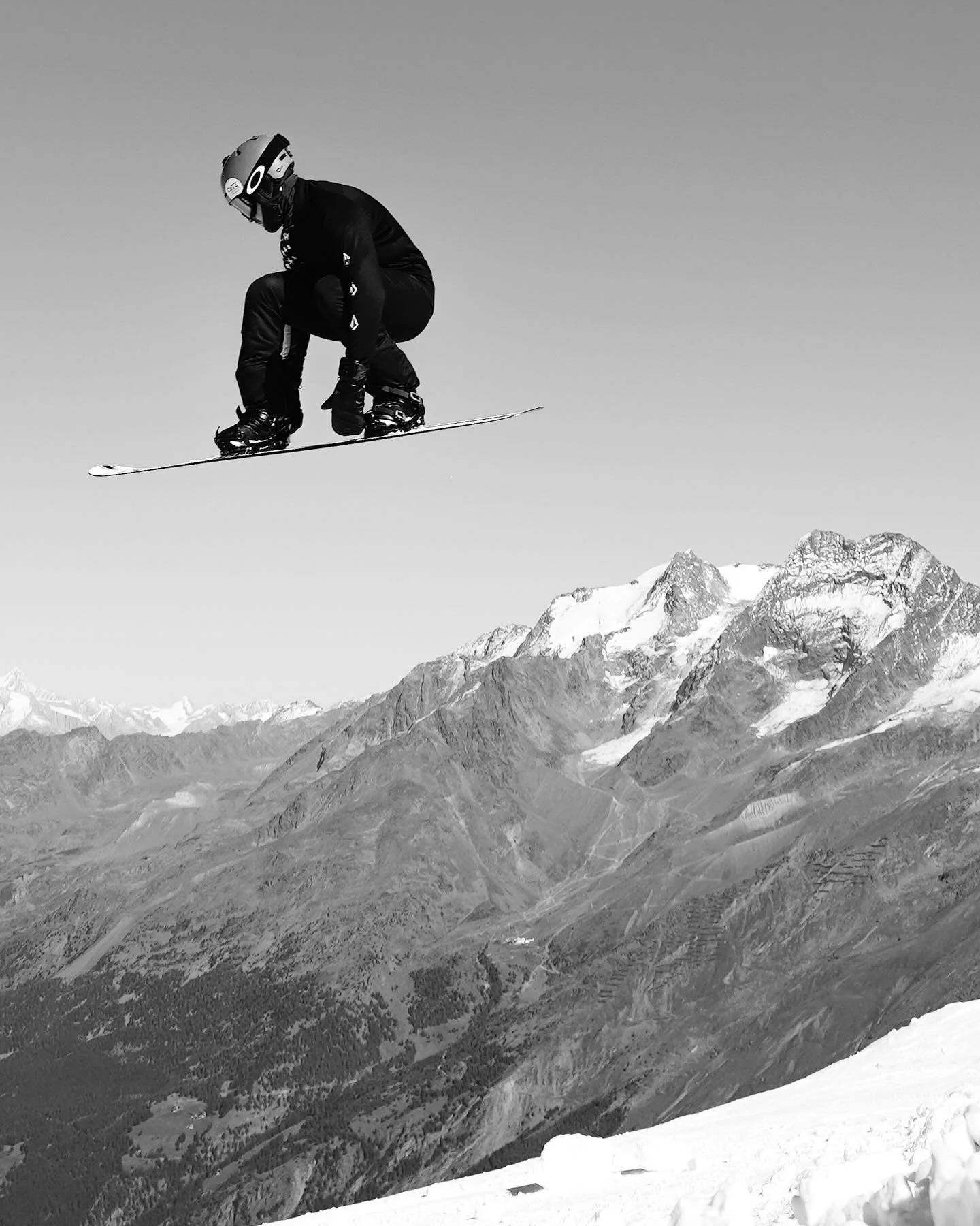 Heading back across the pond today to Saas Fee 🇨🇭, one of my favorite places! Some great snaps there from over the years 🤘🏼

#snowboarding @swanygloves #swanygloves