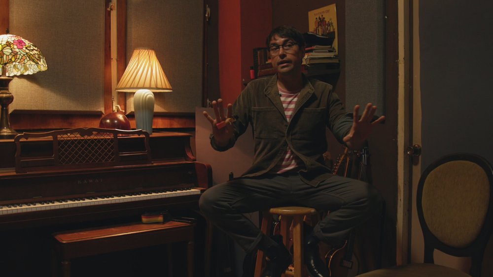  Mario Negrón en Casa Fantasmes durante la entrevista para Art Papi. Video still por Wilfredo Rodríguez. 