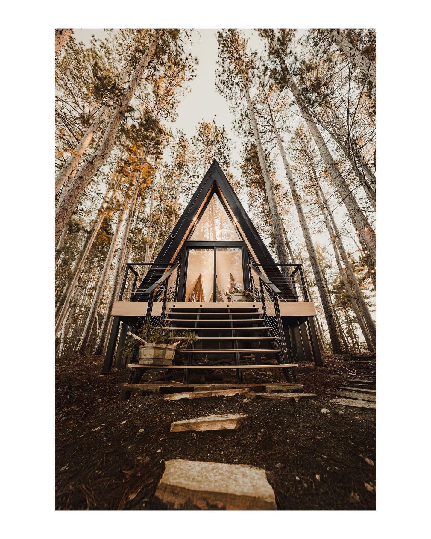 Escaping the hustle for a quick recharge up north! One day, one A-frame, and all the serenity we needed. 🌲 Recharging the soul in cozy corners and crisp northern air of Minnesota during Christmas break
.
@odahus.mn is located in Hackensack Minnesota