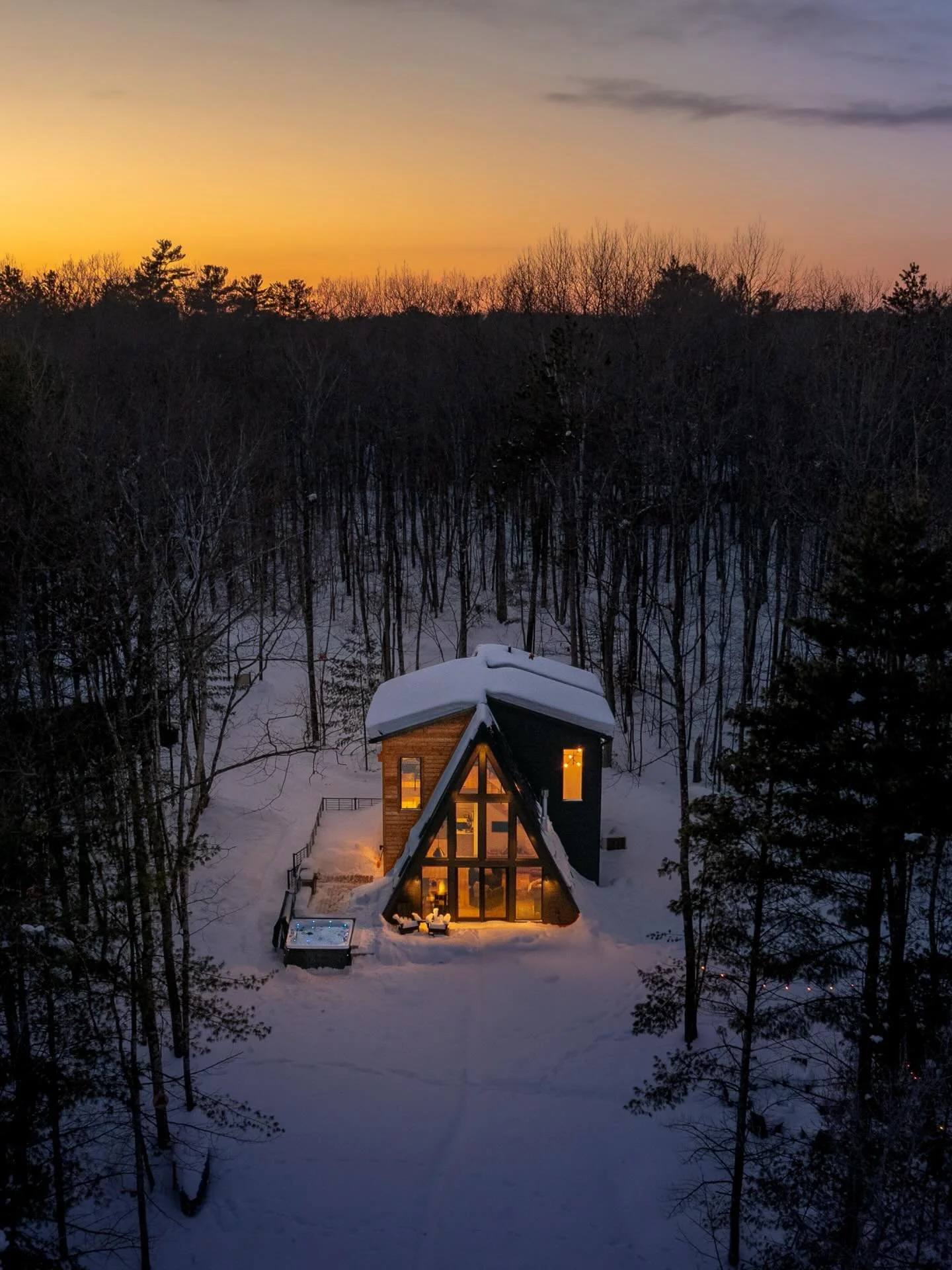 Below-zero nights hit different at this beautifully crafted A-frame. There&rsquo;s just something about soaking in a hot tub on a cold winter night, surrounded by trees and quiet lake views 🌲✨

Tag the person you&rsquo;d come soak with on a cold win