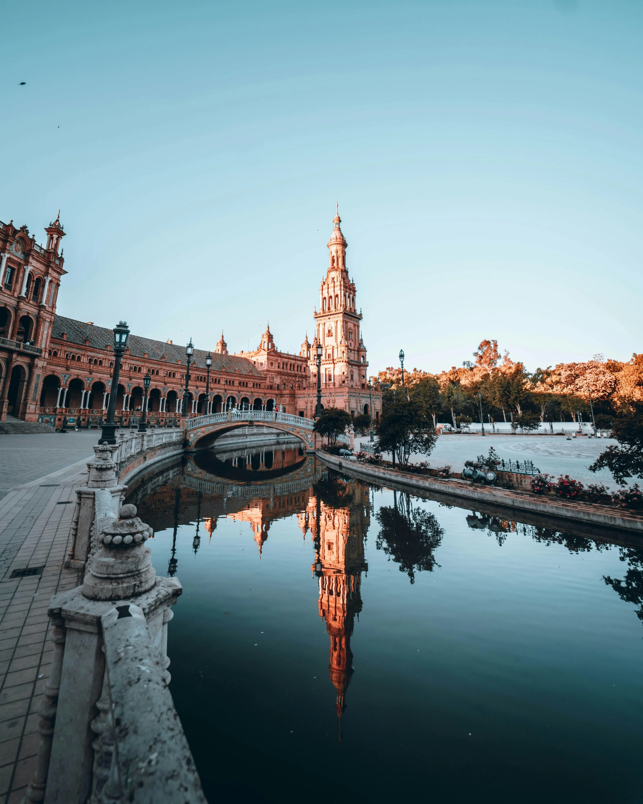 Photo by Jérémy Glineur : https://www.pexels.com/photo/south-wing-of-the-spain-square-in-seville-16643963/