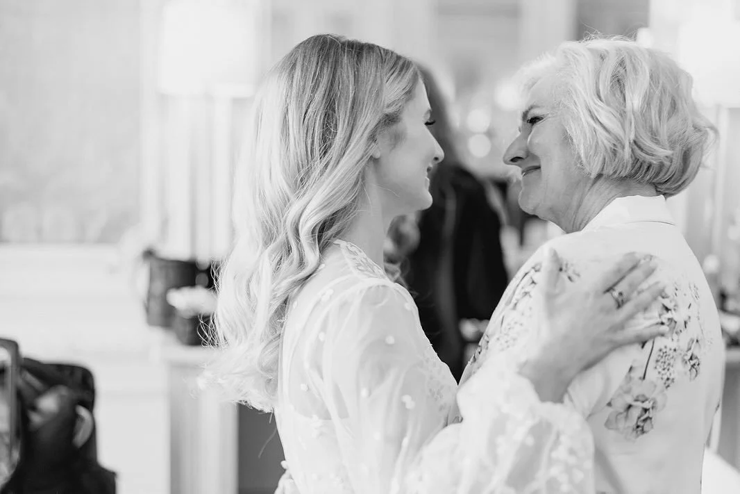 The moment Anika&rsquo;s parents saw her. The raw emotion, the genuine care and excitement, the tears shed&hellip;we consider it an honor to witness these types of moments.

Photography - @themenarys
Coordinator - @hannahrburks for @eventsbykristin
F