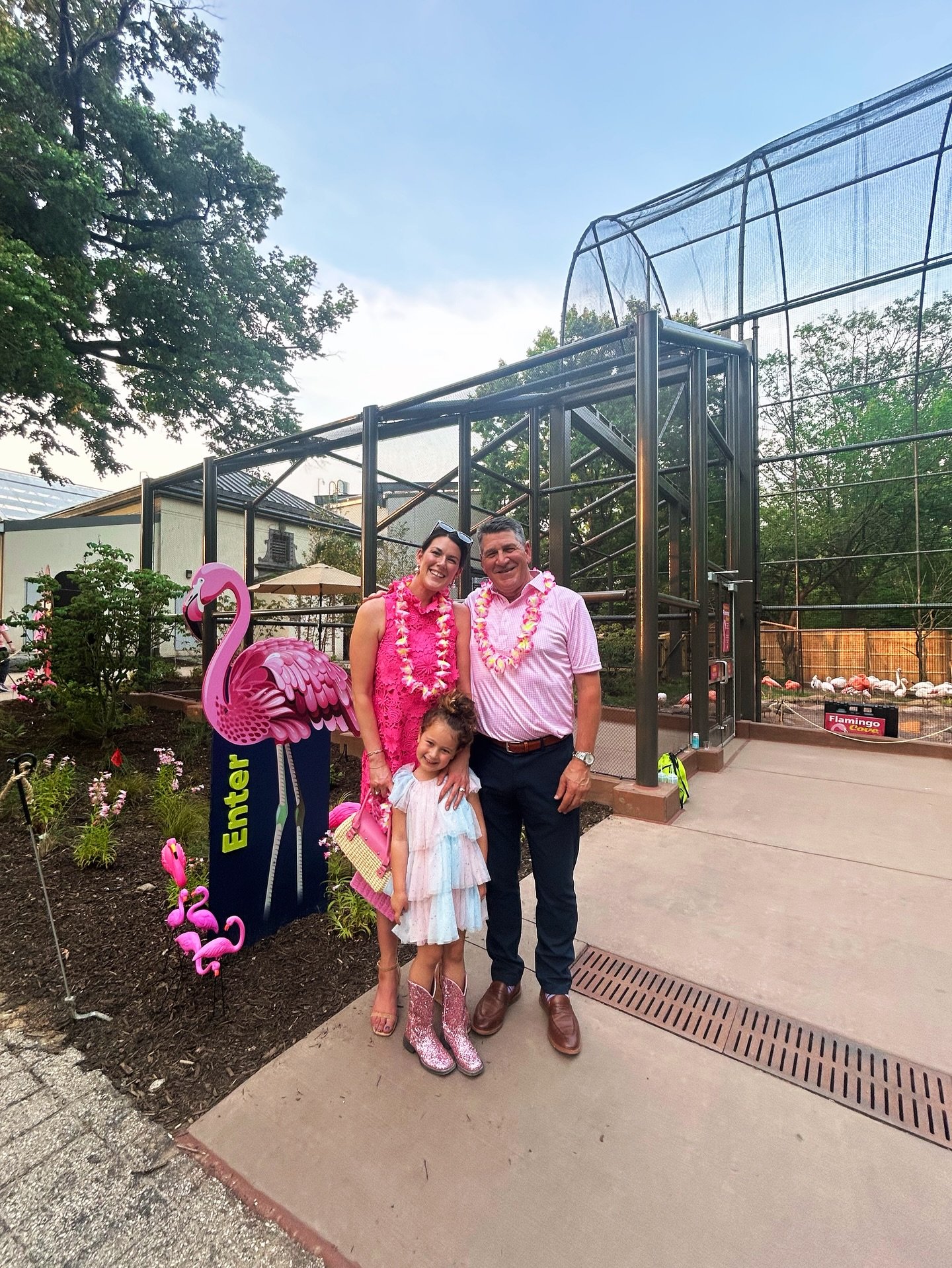 Feathered friends and family fun for this fine Friday! 🦩Our very own Paul McDonald and family (shout out to Allie and Madi!) got an early sneak peek at Flamingo Cove before these flamboyant friends strut their stuff for the public grand opening tomo