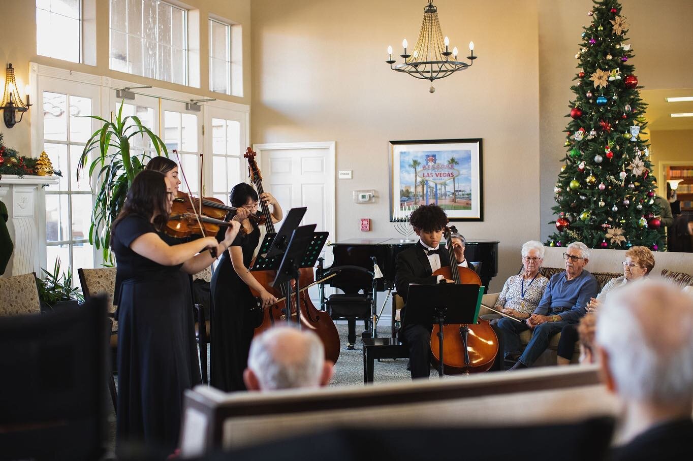 It was a pleasure to perform for the residents of Aegis Living! 🎶 🎻 👏 
@aegislivingseniors 

📸 Photo Credits:
@meobaakliniphotography