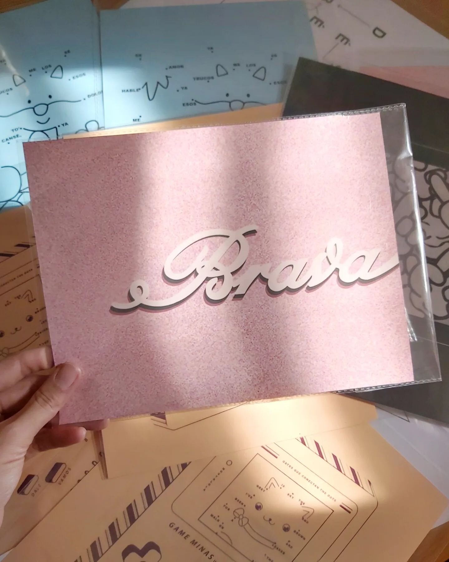 Hoy y siempre Brava(s) 💫

De nuevo, muchas gracias a todas las que se pasaron a conocer el proyecto colectivo de @minas.fanzine en el @grafcomic de este finde pasado.

De @justforfont me traje algunas l&aacute;minas y quedan las siguientes:

- Brava