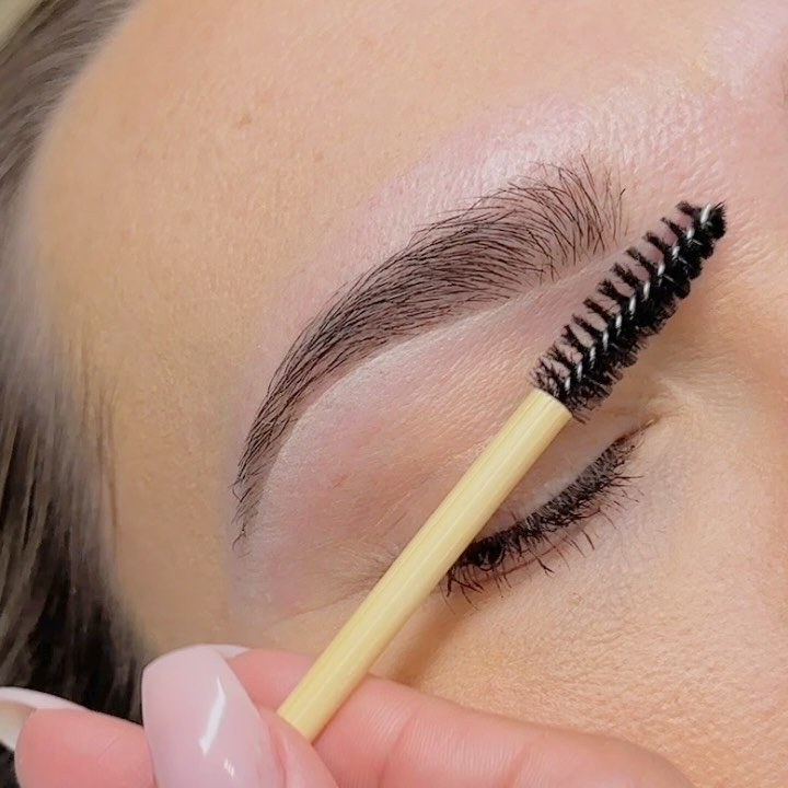 Client&rsquo;s brow journey started in 2022 ✨ My approach: clean up around the natural shape &amp; KEEP as many hairs as possible! Monthly maintenance stimulates growth &amp; here&rsquo;s the proof 👌

#brow #browwax #newyork #longisland #browtransfo