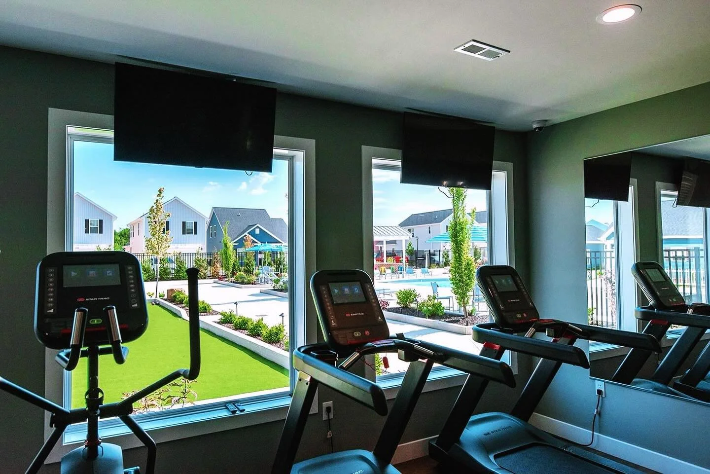 Get your workout with a view🌳🏋️&zwj;♂️

@dupontmeadows offers the perfect balance of fitness and tranquility.🏞️Where else can your treadmill run feel this refreshing?