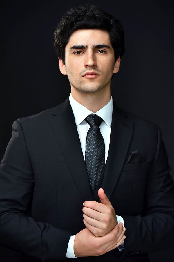 A classic studio Los Angeles actor headshot with clean lighting and timeless composition, created for versatility across casting platforms. This professional actor headshot presents a neutral, confident look that allows casting directors to project r