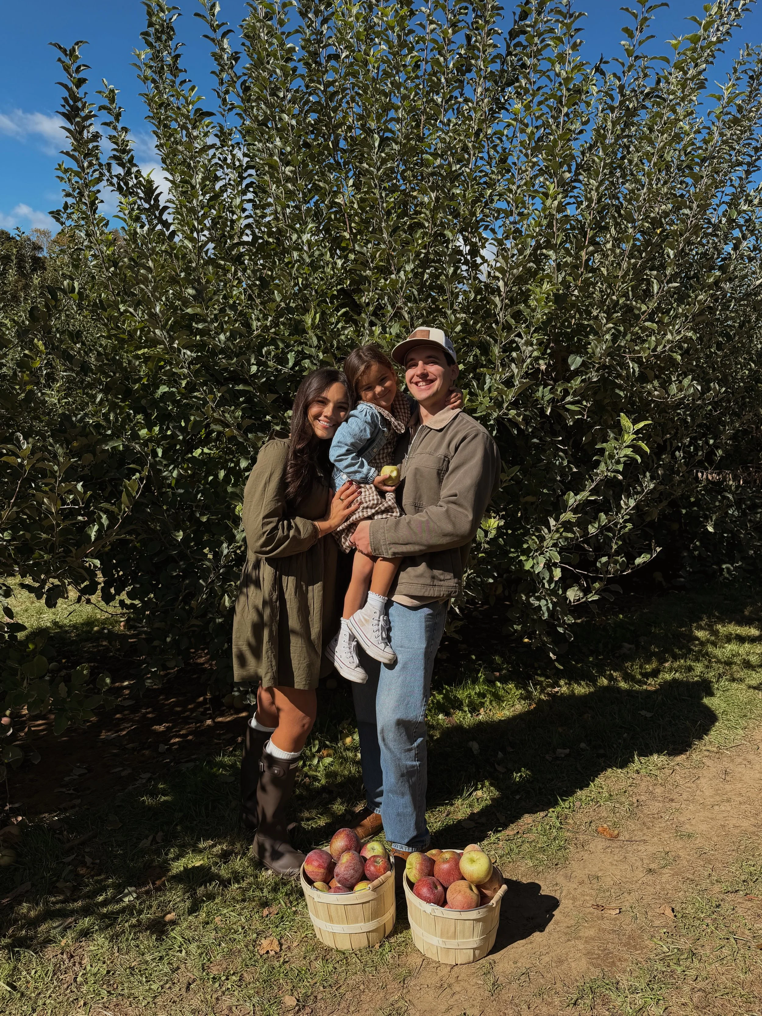 the fall camera roll is filling up 🍂🍎

#fall #applepickingseason #jetermountainfarm #momlife #fallvibes