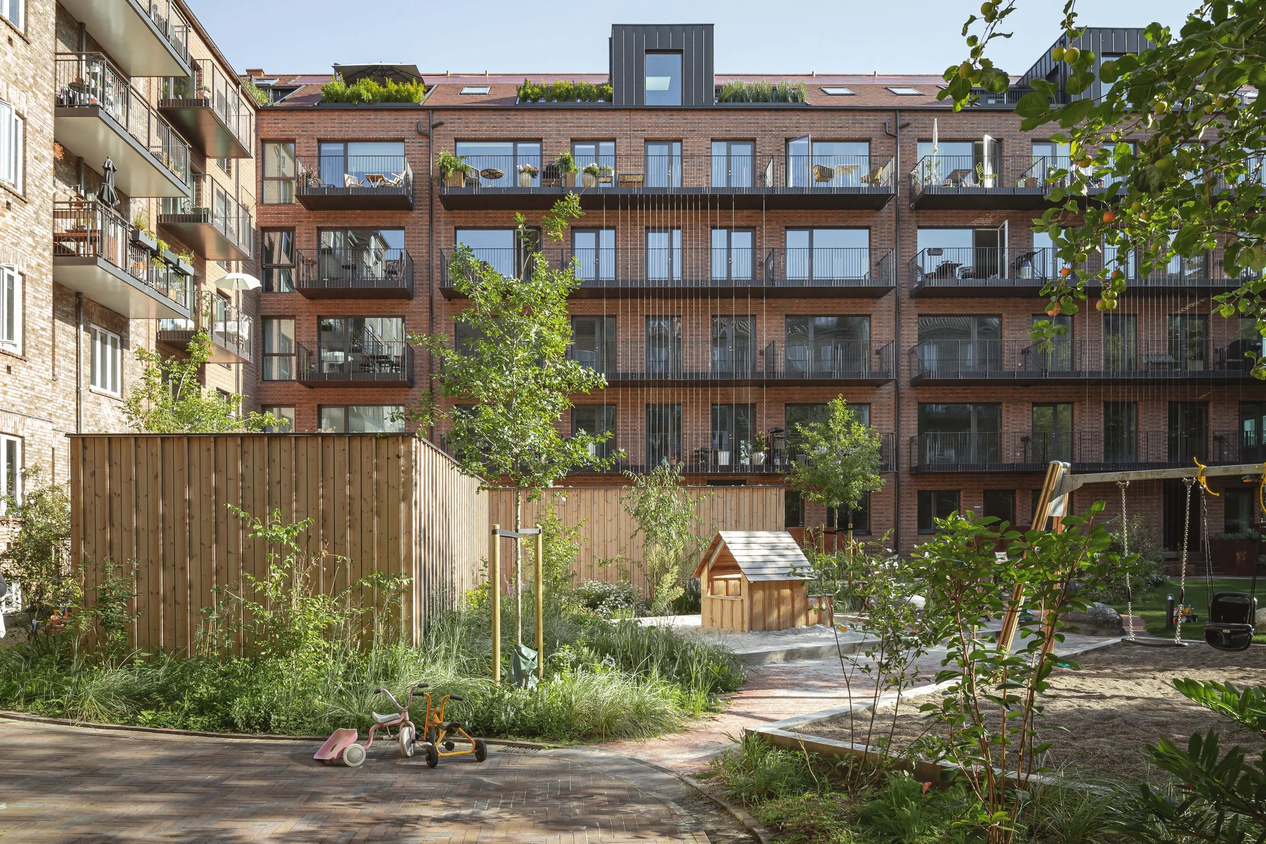 Tegltag med indfarvede solceller  