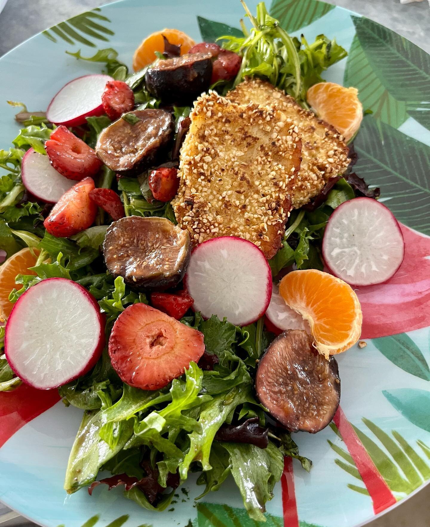 Lunch Al Fresco at home. Polenta crusted Haloumi with spring mix &amp; Arugula in a Balsamic Vinaigrette with marinated figs, strawberries, radishes &amp; clementines.  Perfect! @stressfreecookingwithcolor