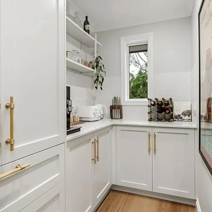 A stunning walk in pantry, I am exceptionally envious of, adored with brass hardware and floating shelves this spacious pantry also hides this client laundry! 

#kitchendesign #hamptons #farmhouse #whitekitchen