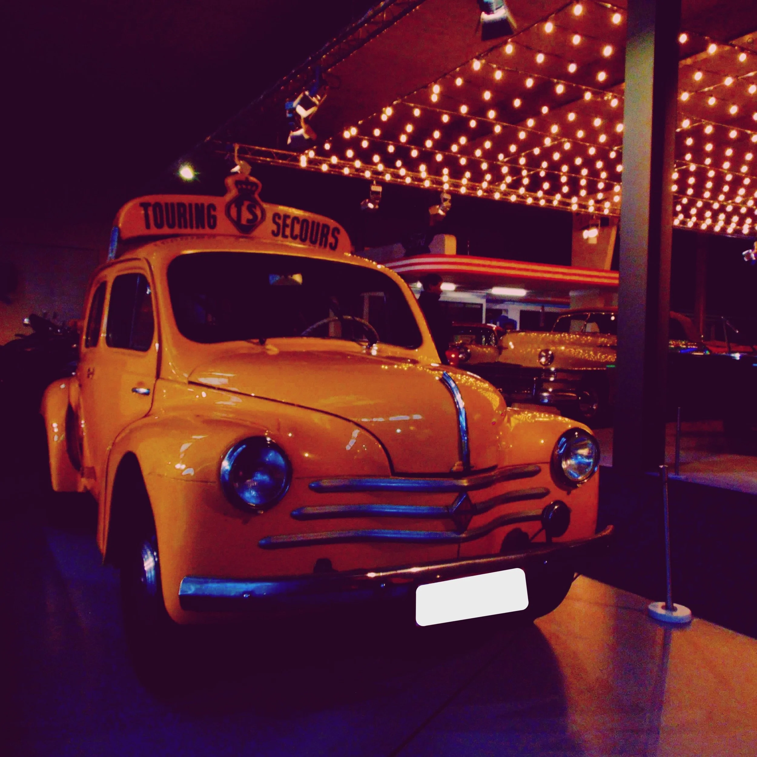 Renault 4CV Touring Secours and a Chrysler New Yorker convertible on display in Autoworld Brussels.

#renault #renault4cv #4CV #touring #touringsecours #wegenhulp #roadsideassistance #cars #automobiles #carguy #cargirls #carpeople #carcommunity #petr