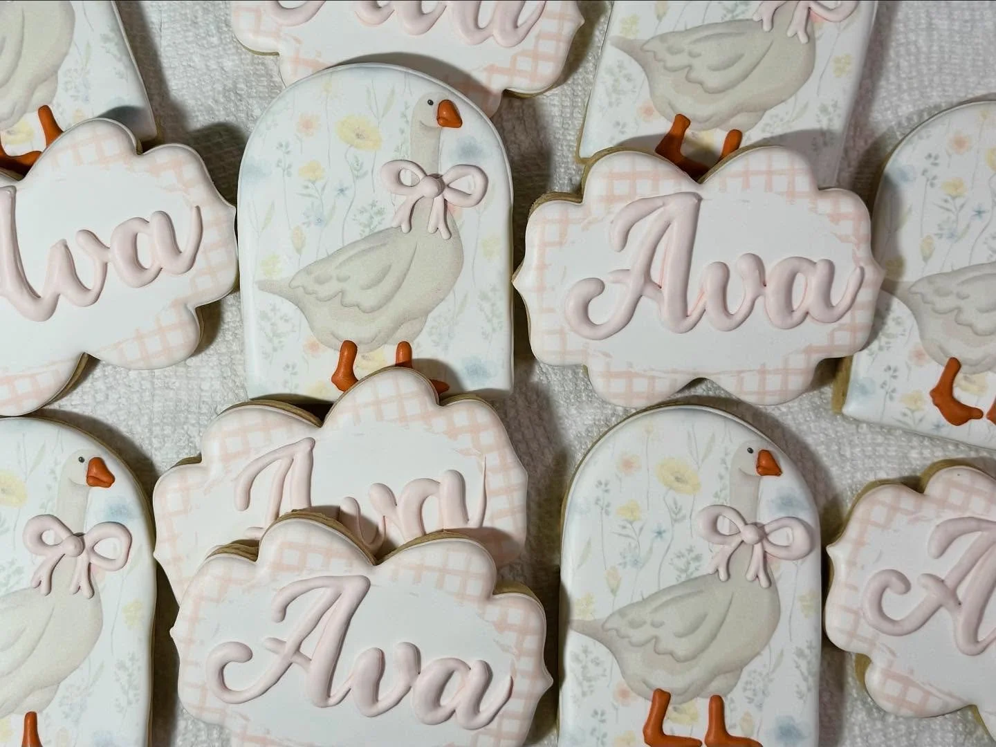 &ldquo;Soft pink, wildflowers and the sweetest little goose 🪿🌸 A charming cookie set for a lovely little girl, full of whimsy and wonder.&rdquo;
.
.
.
#birthdaycelebrations #Birthdaycookies #BirthdayGirl #LittleGoose
#customdecoratedcookies #custom