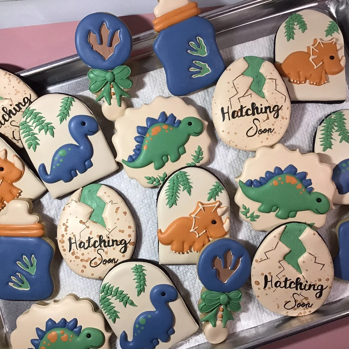 A sweet set for a &lsquo;hatching soon&rsquo; baby shower! Loved bringing this dino-mite theme to life for one of my amazing customers. Wishing their little hatchling the warmest welcome! 💚🐣

#cookieartist #sugarcookie #swfl #swflevents #naplesfl #
