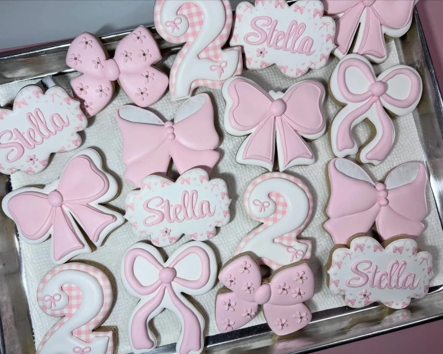 Sweet little bows and everything pink! 🎀
.
.
#customcookies #pinkbows #colliercountymoms #birthdaycookies #naplesfl