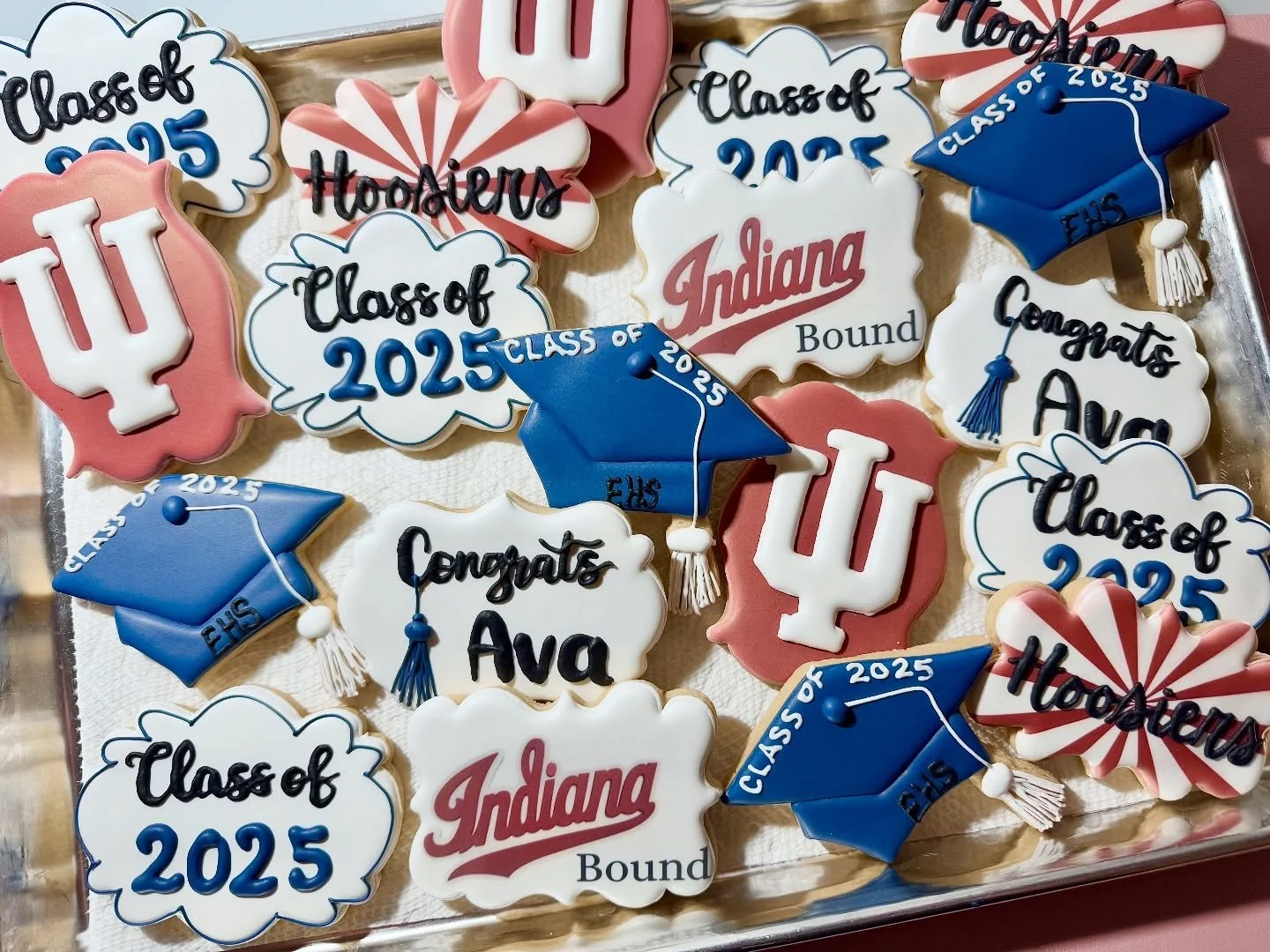 Catching up on posting and wanted to be sure to share a few graduation sets, like this young lady who is Indiana bound! 
.
.
#graduationcookies #collegebound #celebrationcookies #customcookies #logocookies