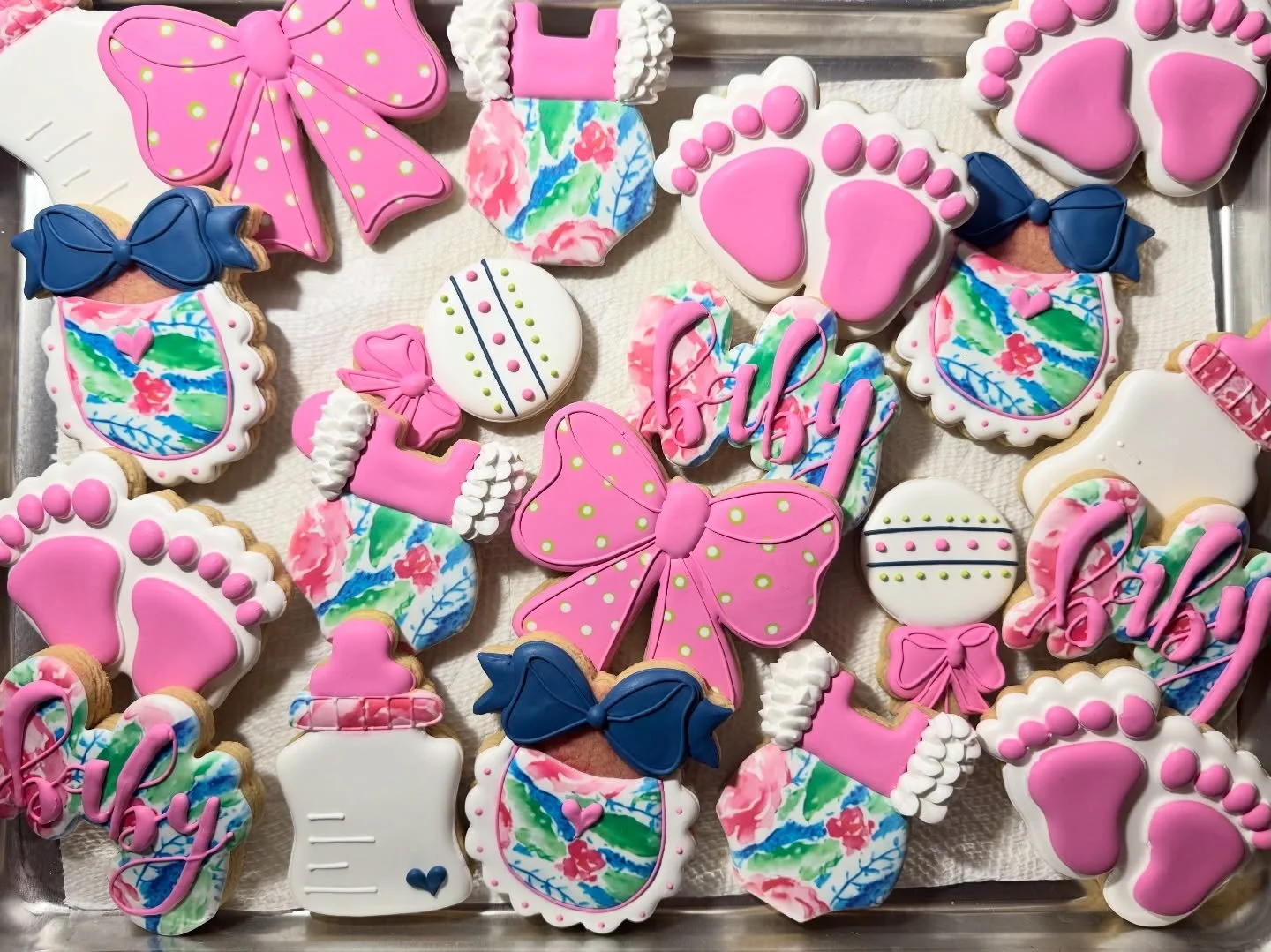 Soft pinks, pretty blues, dainty bows, and all the sweet baby shower details 💙🩷 These custom decorated vanilla cookies were inspired by the bright and beautiful style of Lilly Pulitzer and made the perfect addition to this special celebration. 
.
.