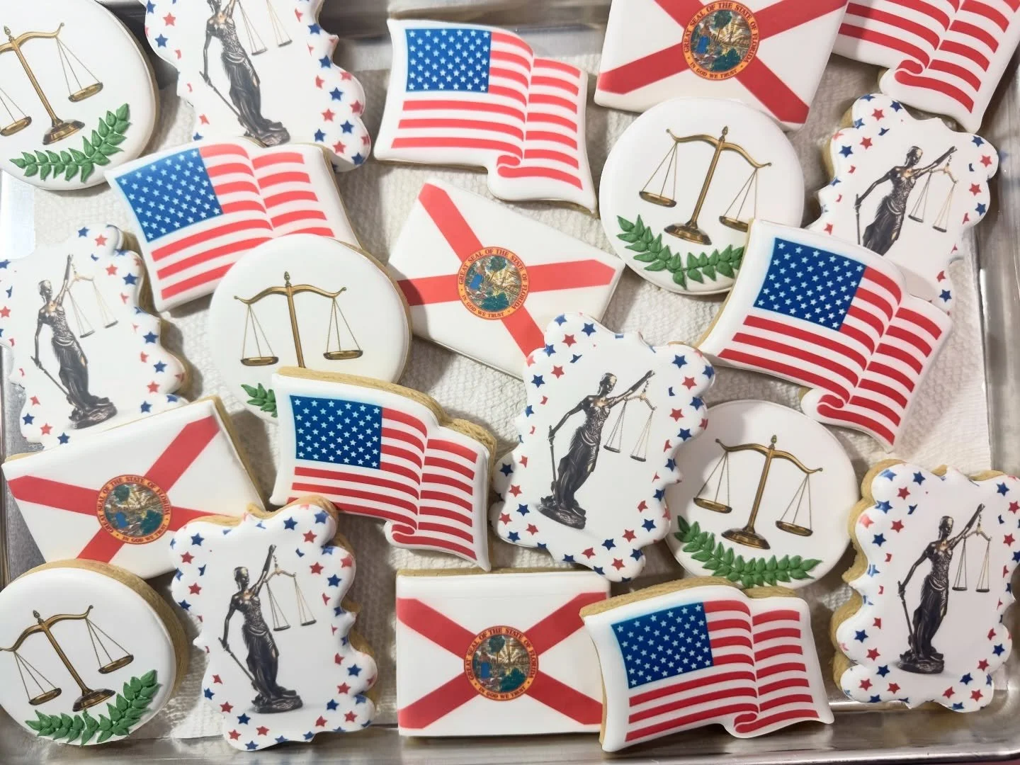 Justice never looked so sweet ⚖️ 
Custom decorated vanilla and chocolate cookies featuring the scales of justice, Lady Liberty, and the state of Florida made for a truly one-of-a-kind set. Perfect for celebrating a law school graduation, new attorney