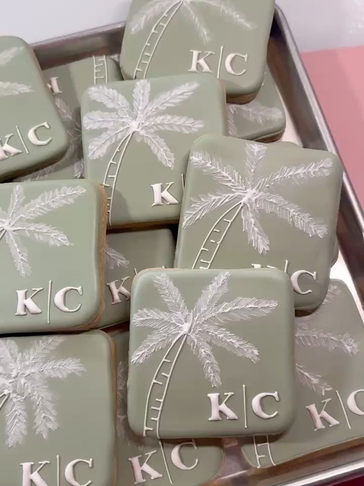 Custom wedding cookies featuring a crisp white palm tree over a green backdrop, finished with the couple&rsquo;s initials for a timeless tropical touch!

#WeddingCookies #CustomDesserts #ElegantSweets #napleswedding #SimpleAndClassy