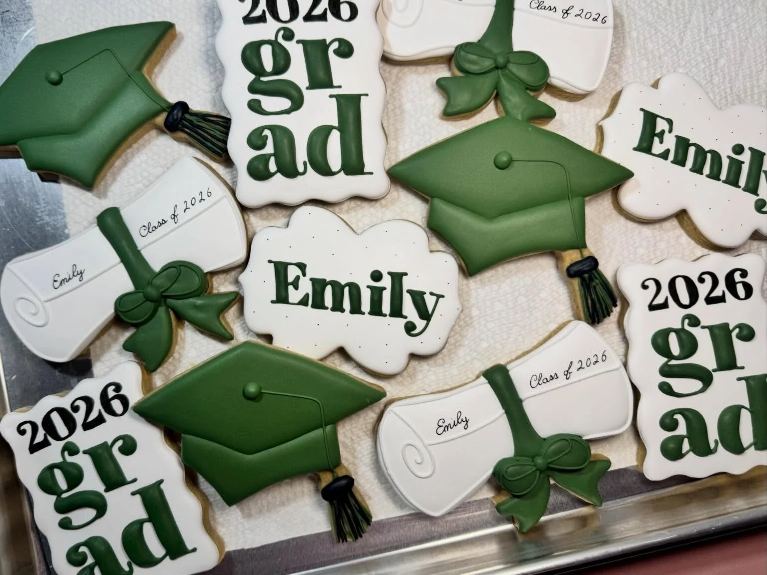 A sweet way to celebrate all the hard work, late nights, and big dreams that led to this moment. Congratulations to the graduate and best wishes for the exciting journey ahead!

#ClassOf2026 #GraduationCookies #CustomCookies #NaplesFl #GraduationCele