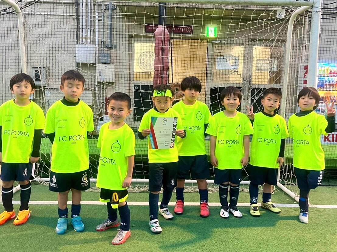 【 #fcpキンダー選抜 キンダーサッカーCUP2022｜TOKYO03 】

先日、FC PORTA キンダー選抜は
初の大会に参加してきました！

結果は、全勝優勝🏆

8分1本を6試合で
23得点1失点✨

様々な個性が混ざり合うU-6⚽️

誰がボールを持っても
面白く楽しいサッカーでした！！

チーム内で楽しく切磋琢磨できる環境です！🔥

＿

#サッカーチーム #FCPORTA 
#キンダー選抜 #選手募集中

＿

🔵FCPORTAでは年中さんより始めることが出来ます。今の1