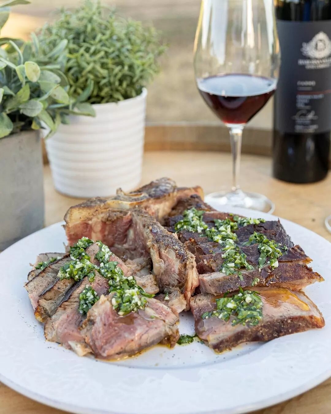 If you love steak and wine, this one is for you! Tender and juicy Bistecca Fiorentina paired with a glass of gorgeous Shiraz from @barossavalleywinecompany - a perfect combo for a Saturday night👌🍷&nbsp;Find the recipe on the website!