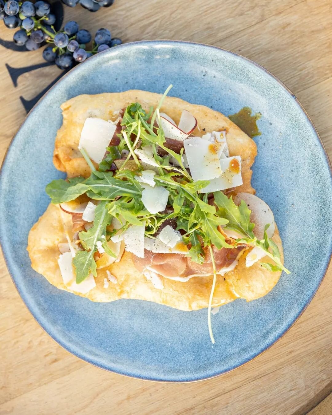 These pizzettas topped with pear, prosciutto and rocket are just the thing for when you're having friends over. Pair them with a glass of red from the @barossavalleywinecompany, and you've got a perfect Saturday lunch.👌🍷
Find the recipe on our webs