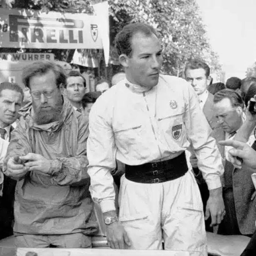 Stirling Moss y Denis Jenkinson se preparan para el inicio de la Mille Miglia de 1955, una victoria convertida en leyenda, nunca superada.
_

#fareladoppietta