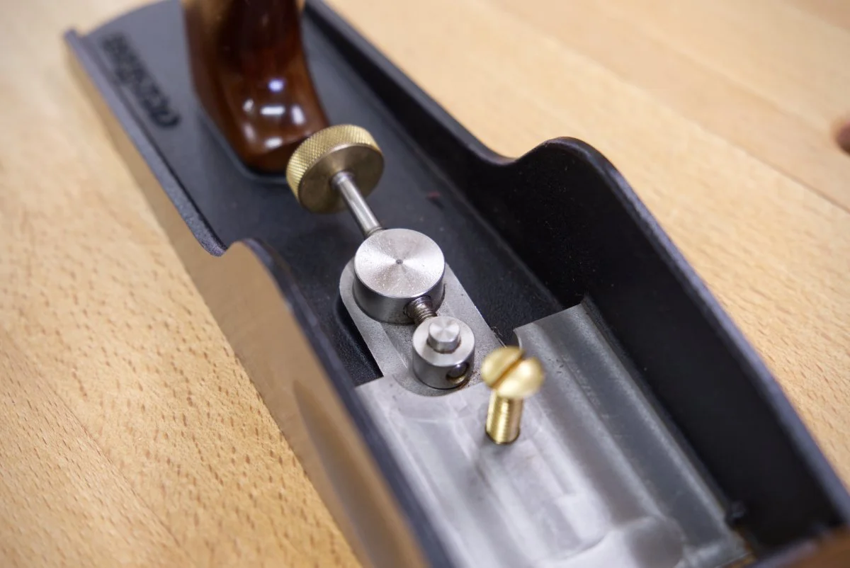 The lateral and depth adjustment system for a Veritas Low Angle Jack hand plane.