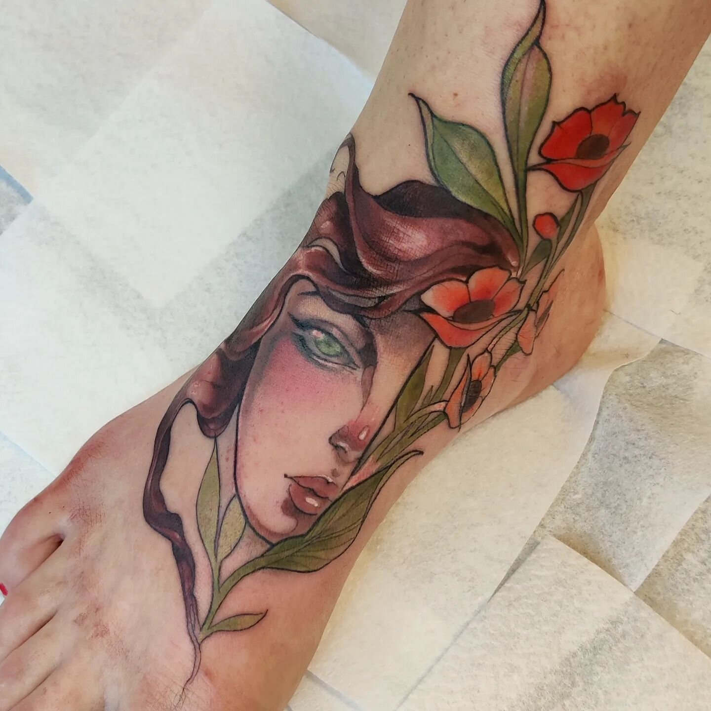 This super lovely lady wanted a face and flowers to cover some veins around her feet. ❤️ Tattoos with flow can be perfect for covering scars and visible veins. Very fun end to the week, woop.