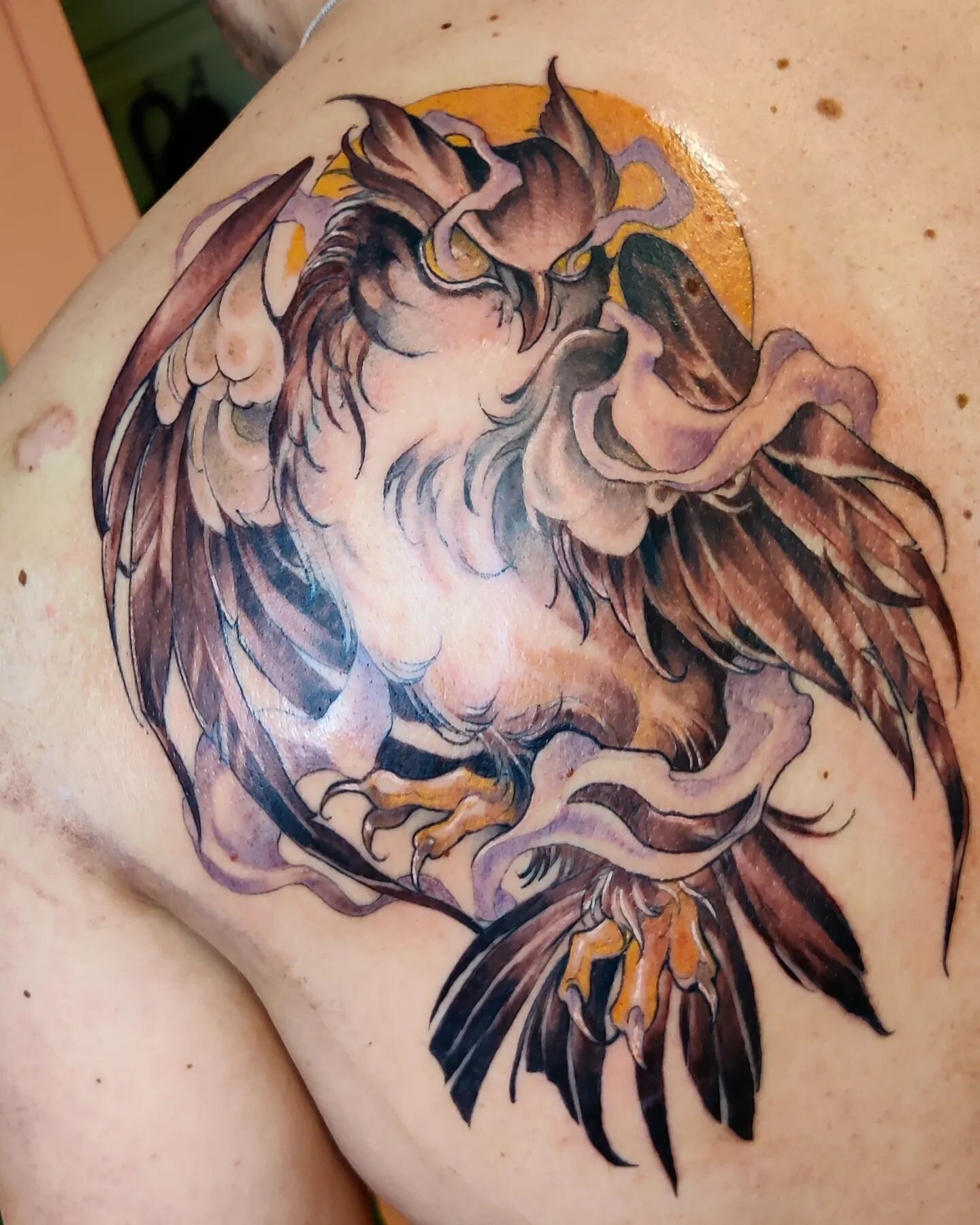 A cool owl on a cool guy! I basically never post pics here anymore, sorry! As soon as I replace my horrible phone with horrible camera, I'll be more inclined to post again ❤️❤️ enjoying my fresh start at @ambrosia.studioo , learning a lot and taking 