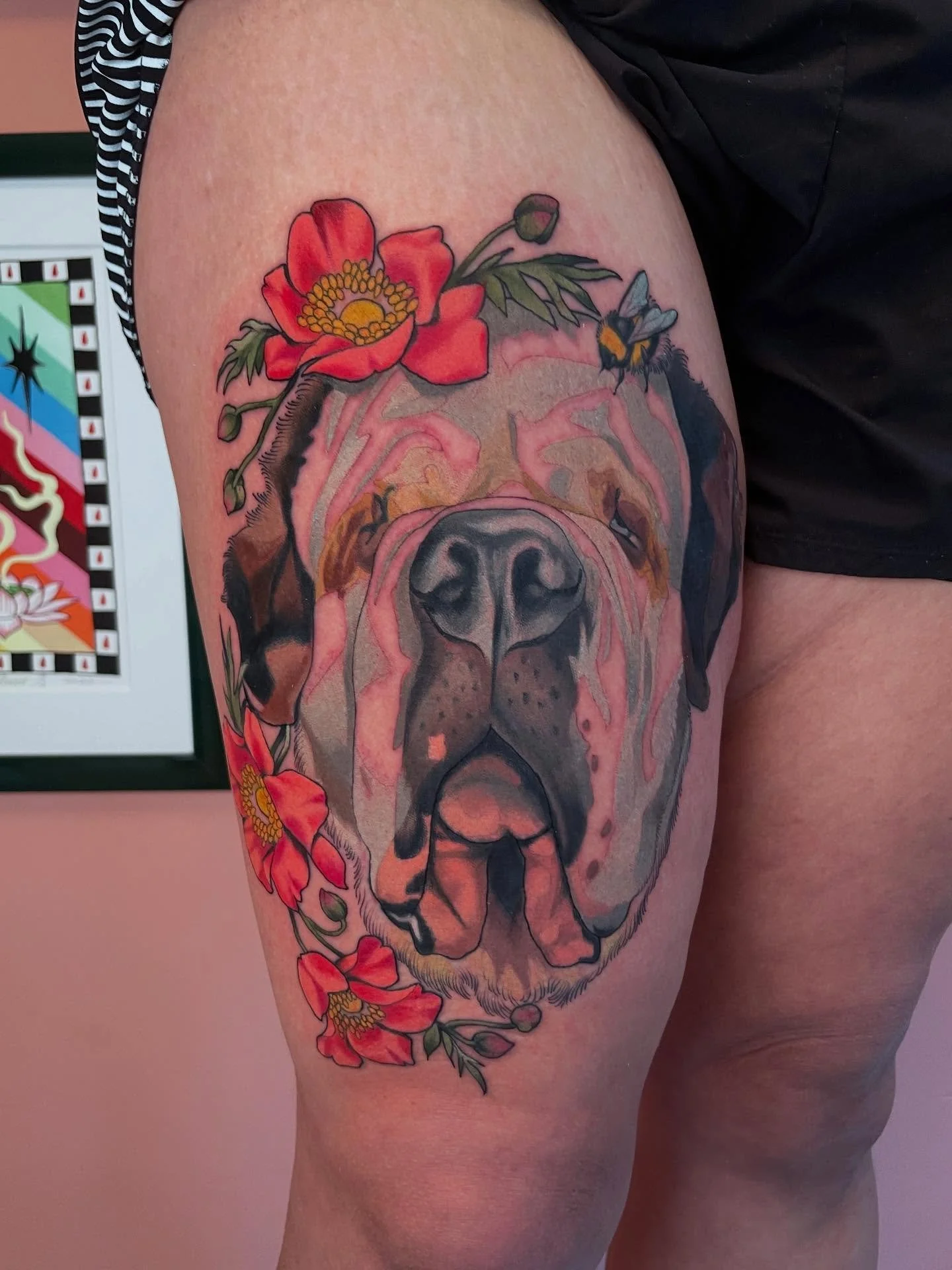 Tusen takk for at jeg fikk tatovere din kj&aelig;re Pedro @dbigweirdo 🖤
En og en halv session to dager etter hverandre, derfor ser huden litt r&oslash;d og irritert ut.

Booking: LinnAasne@gmail.com
@ambrosia.studioo 

#pedro #dogportrait #dogtattoo