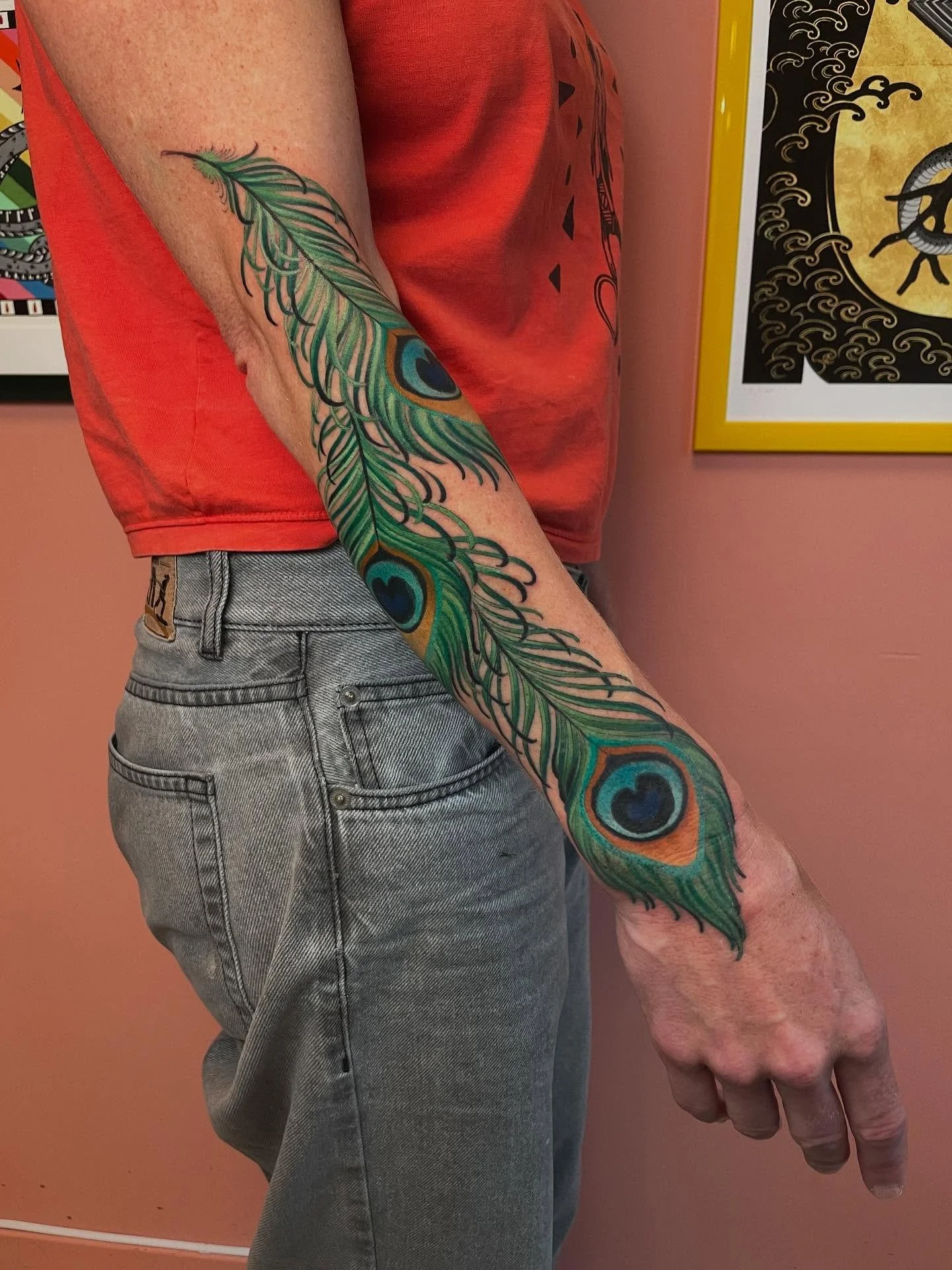 Alltid litt nervepirrende &aring; tatovere andre kunstnere, tusen takk for tilliten og fine samtaler @vannabowles 🖤

Booking: LinnAasne@gmail.com
@ambrosia.studioo 

#peacock #feathertattoo #peacokfeather #oslotattoo #queertattooartist #ambrosiastud