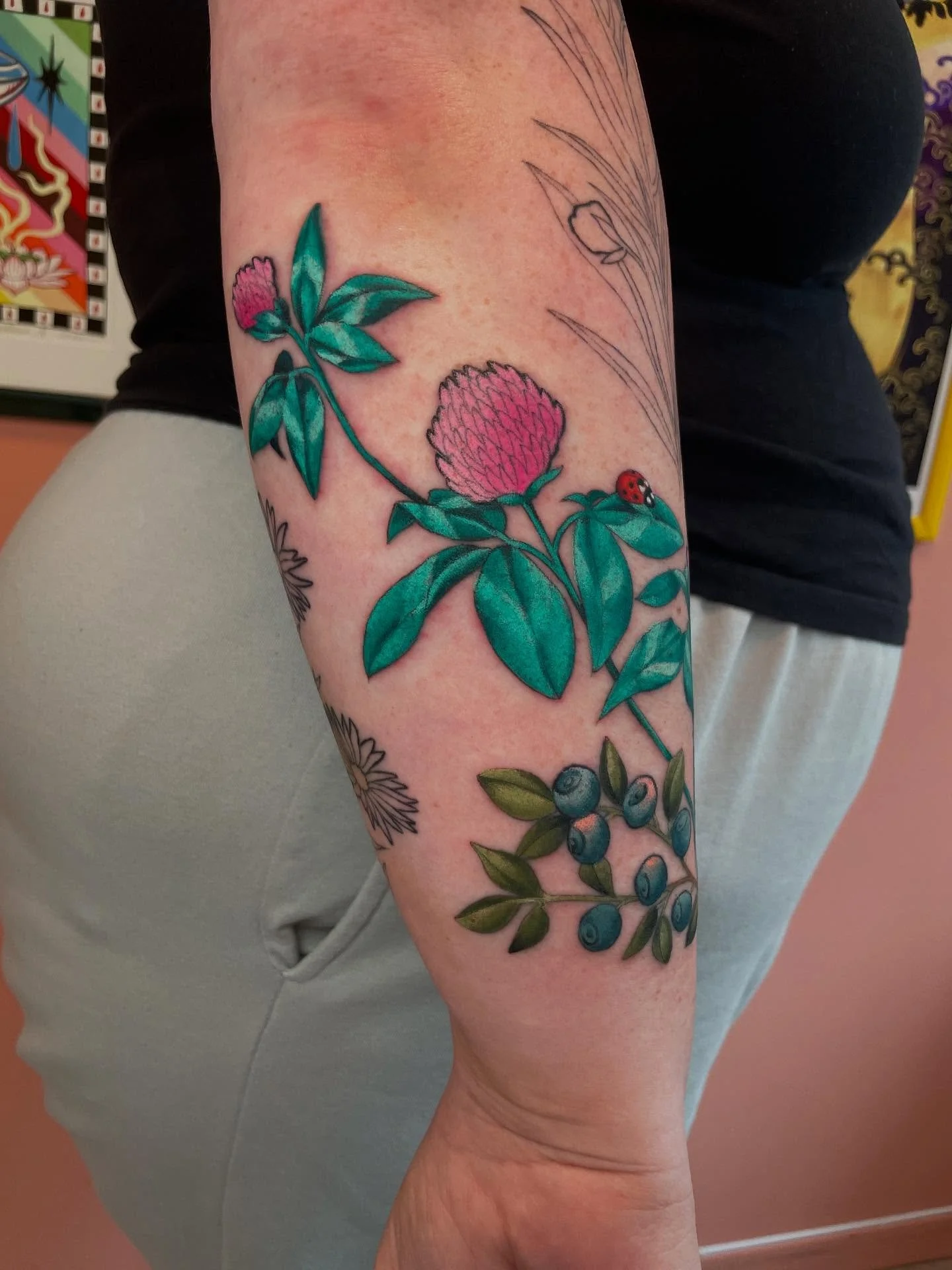 En liten fortsettelse p&aring; denne blomsterarmen❤️

Booking: LinnAasne@gmail.com
@ambrosia.studioo 

#botanical #botanicaltattoo #flowerlover #botanicaltattooartist #oslotattoo #queertattooartist #ambrosiastudiooslo #linnaasne