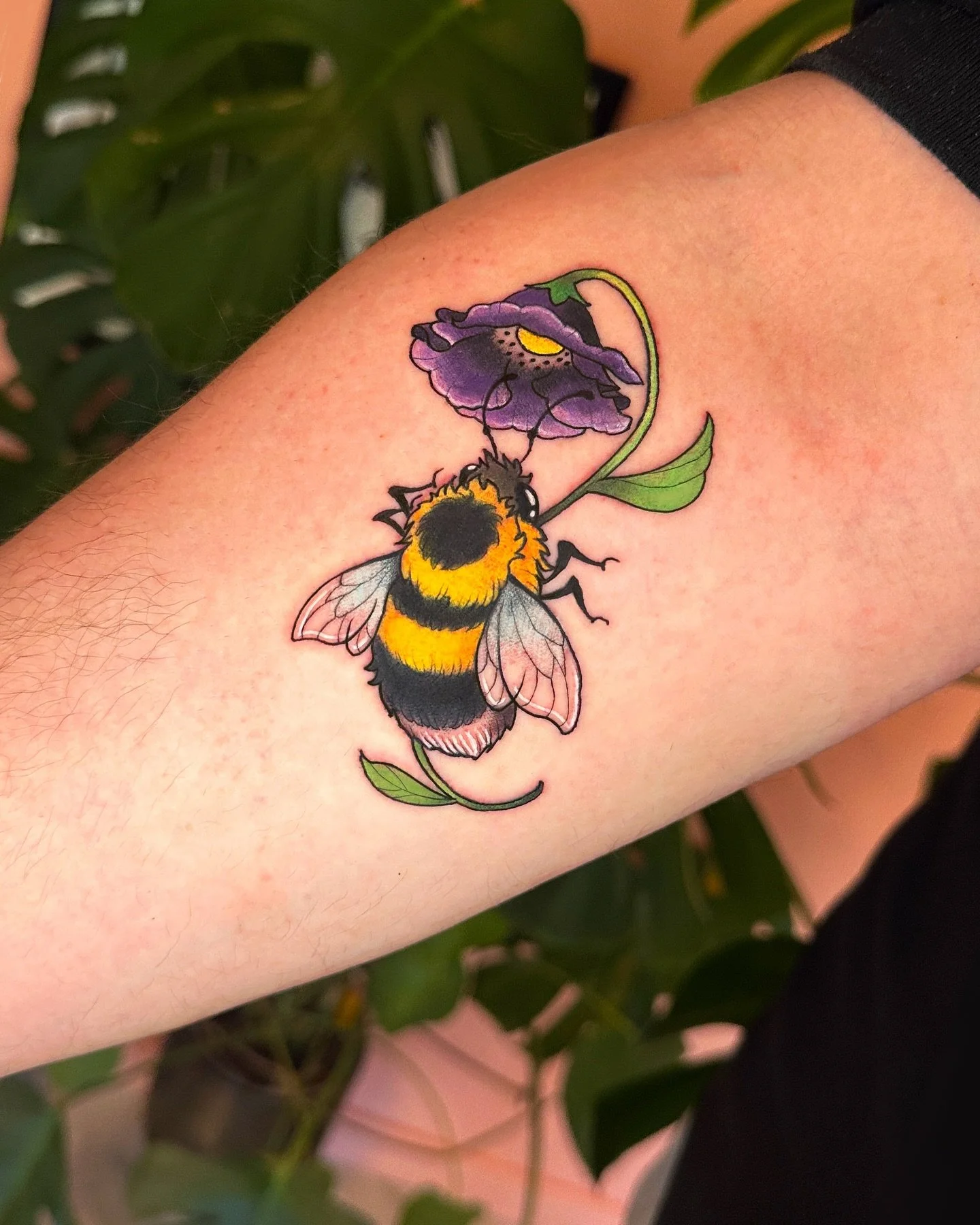 Had the honor of tattooing my friends first color tattoo, a cutie bumblebee 🐝
.
Booking July now, DM me!
.
Thanks for looking!
.
#tattoo #tattooartwork #bumblebeetattoo #bumblebee #flowertattoo #colortattoo #neotraditional #oslotattoo #tattoonorway 