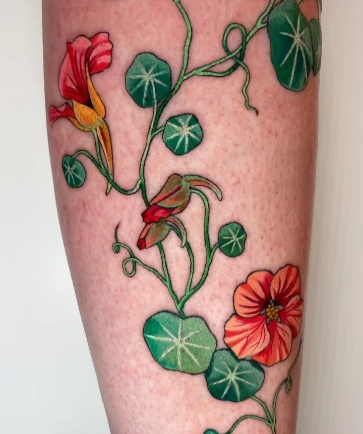 Godt igang med blomkarse-beinet til @hegesaurus 

Booking: LinnAasne@gmail.com
@ambrosia.studioo 

#blomkarse #botanicaltattoo #botanicalart #nasturtium #flowertattoo #flowertattoos #ambrosiastudiooslo #ambrosiastudio #oslotattooartist #queerart #que