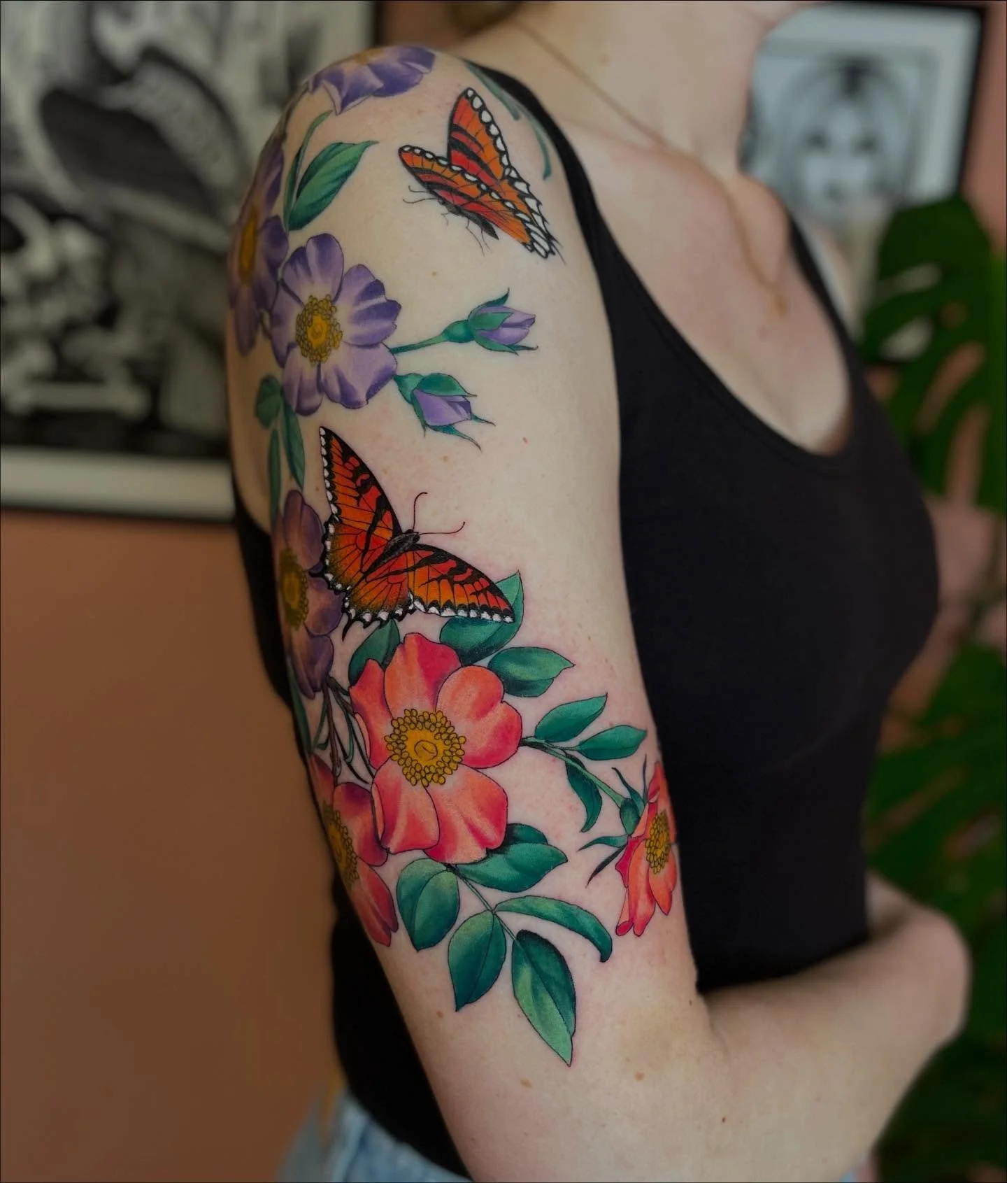 Villroser og sommerfugler p&aring; Silje, tusen takk🖤
De &oslash;verste lilla og sommerfuglen er ferdig grodd, resten er nytt.

Booker januar og utover n&aring;, ta kontakt om du er interessert i noen ripsb&aelig;rbusker eller andre buskvekster (ell